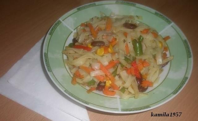 warzywa z ryżowym makaronem