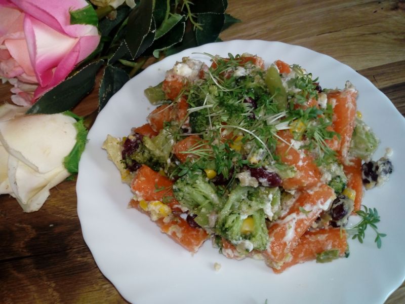 Warzywa z serem feta i słonecznikiem