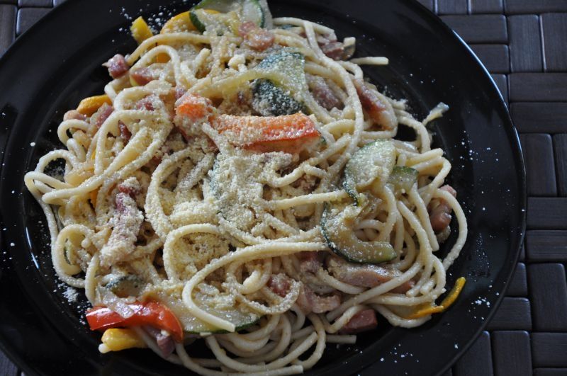 Warzywa z serem w towarzystwie makaronu Warzywa z serem w towarzystwie makaronu