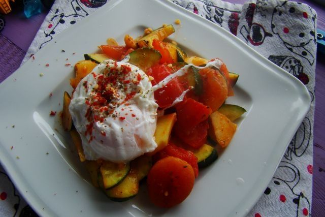 Warzywa z suszonymi morelami i jajkiem  Warzywa z suszonymi morelami i jajkiem