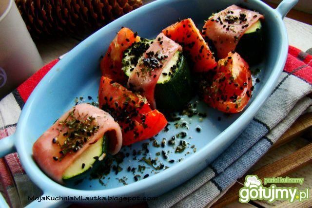 Warzywa zapiekane w szynce z czarnuszką  Warzywa zapiekane w szynce z czarnuszką