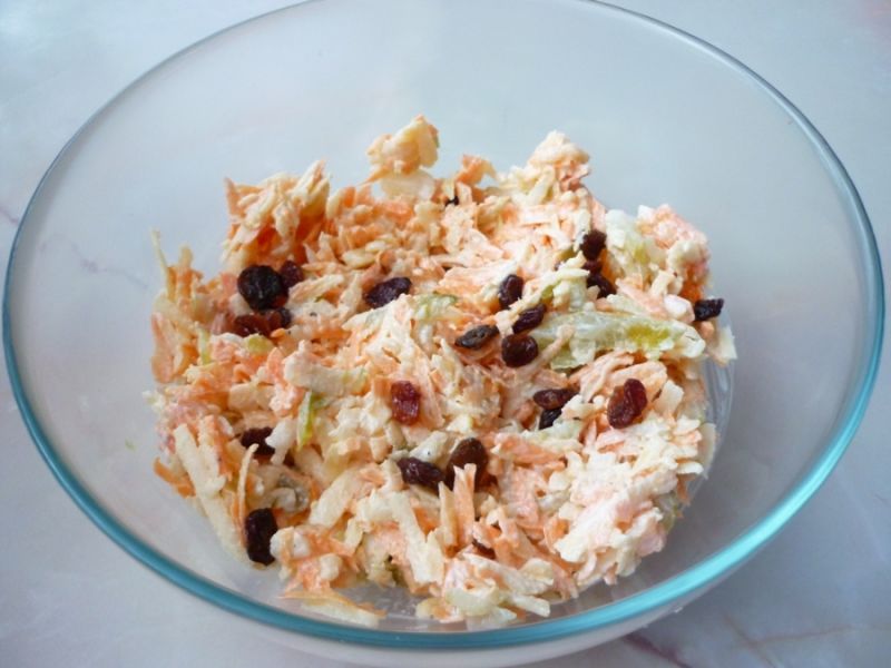 Warzywana surówka z rodzynkami Warzywana surówka z rodzynkami