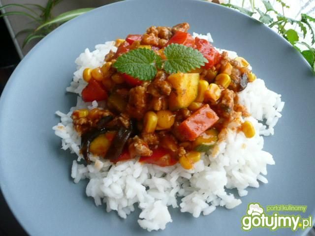Warzywka w sosie podane na ryżu