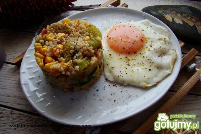 Warzywna kasza z jajem sadzonym 