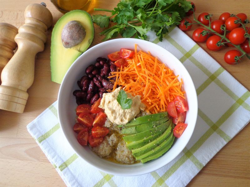 Warzywna sałatka z komosą ryżową Warzywna sałatka z komosą ryżową