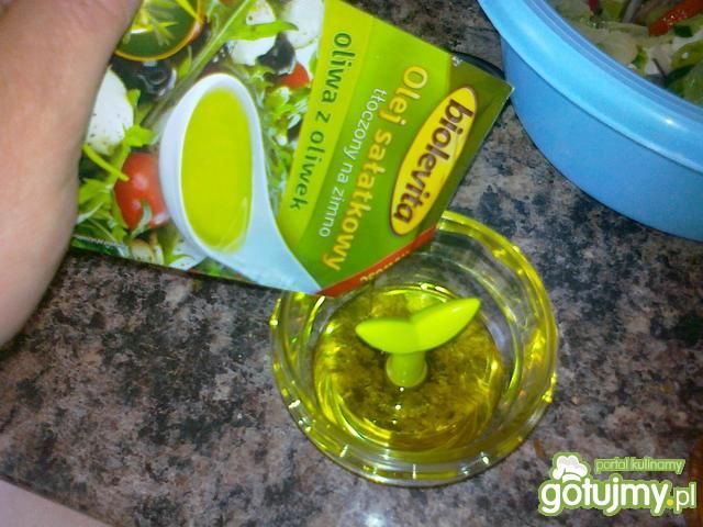 Warzywna sałatka z olejem z oliwek
