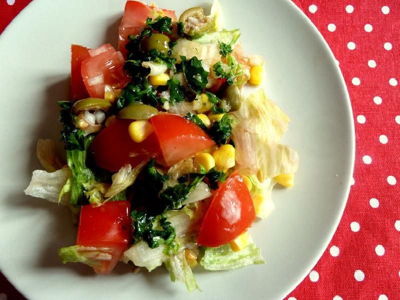 Warzywna sałatka z pietruszkowym sosem pesto Warzywna sałatka z pietruszkowym sosem pesto