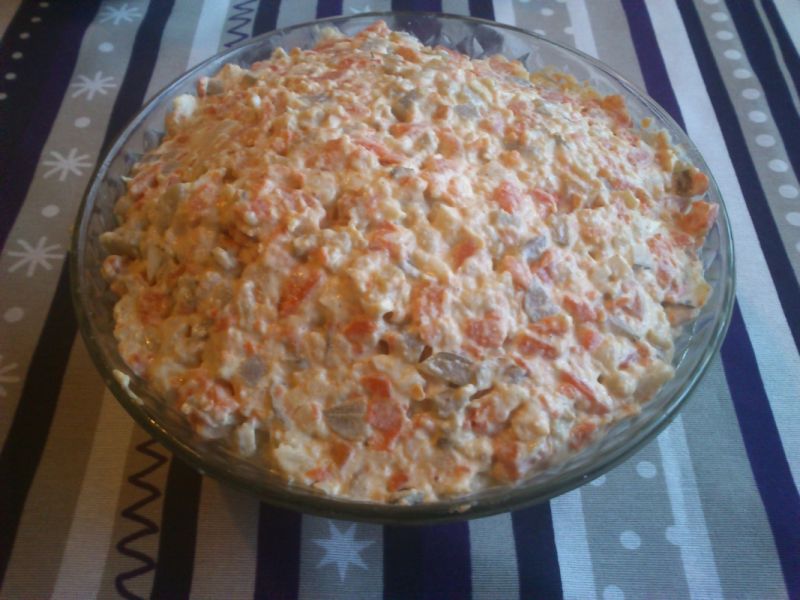 Warzywna sałatka ze śledziem.