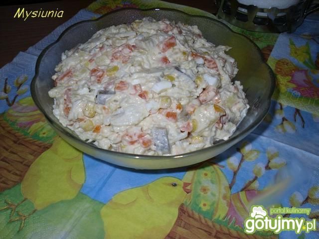 Warzywna sałatka ze śledziem 