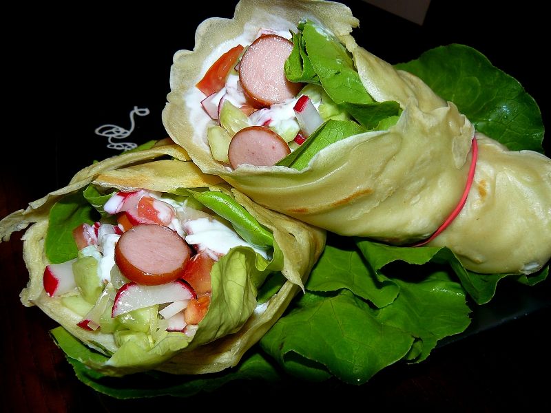 Warzywna tortilla w sosie jogurtowo - czosnkowym