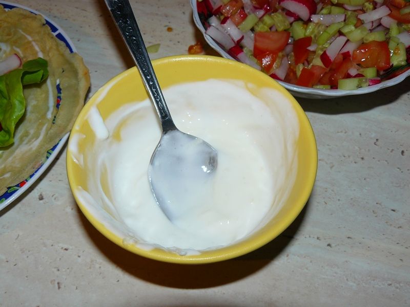 Warzywna tortilla w sosie jogurtowo - czosnkowym