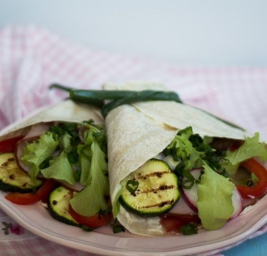 Warzywna tortilla z grillowaną cukinią Warzywna tortilla z grillowaną cukinią