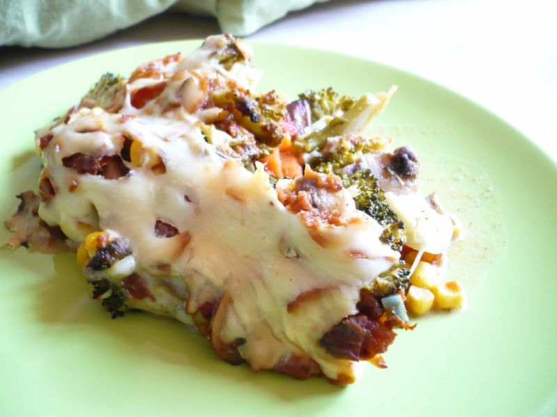 Warzywna zapiekanka zatopiona w wegańskim serze