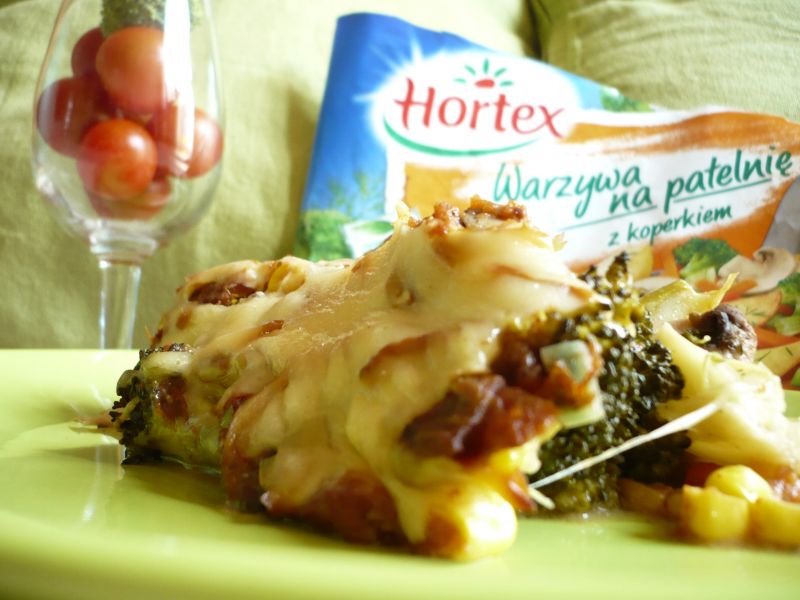 Warzywna zapiekanka zatopiona w wegańskim serze Warzywna zapiekanka zatopiona w wegańskim serze