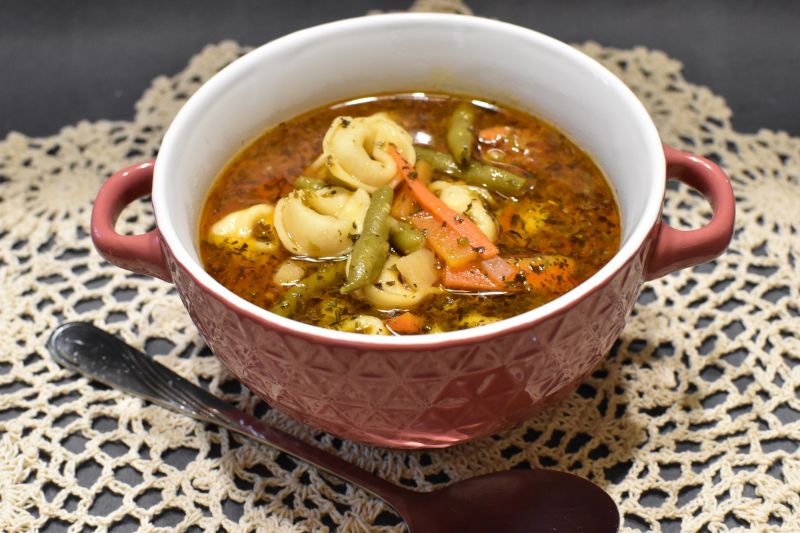 Warzywna zupa z tortellini