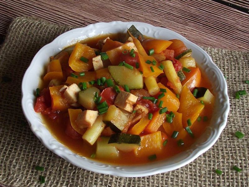 Warzywne leczo z wędzonym kurczakiem