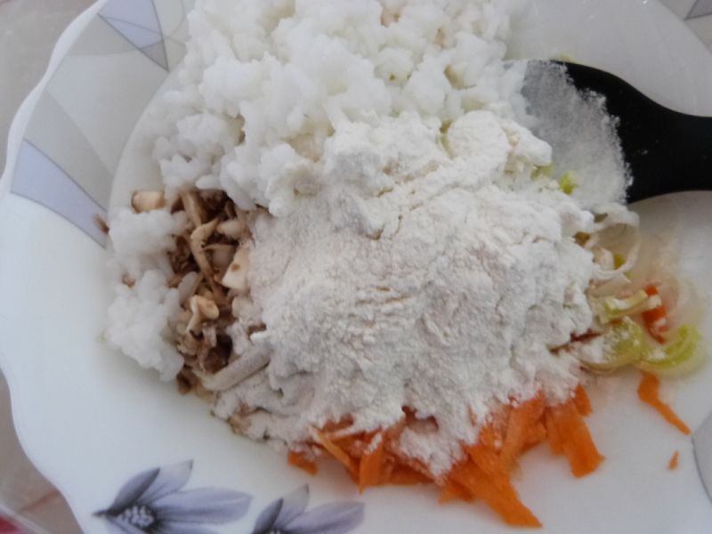 Warzywne placuszki z ryżu i pieczarek
