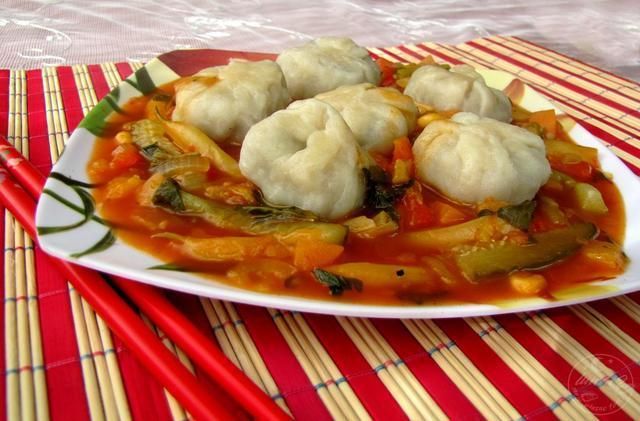 Warzywny gulasz i pierożki z grzybami