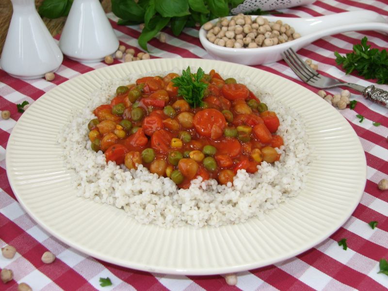 Warzywny gulasz z ciecierzycą i kaszą perłową Warzywny gulasz z ciecierzycą i kaszą perłową