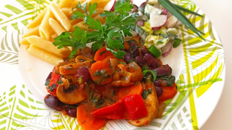 Warzywny gulasz z czerwoną fasolką