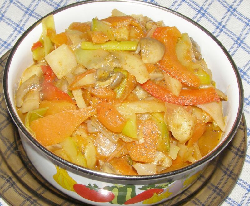 Warzywny gulasz z pieczarkami