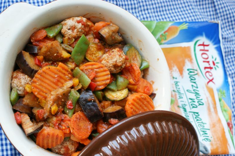 Warzywny gulasz z wieprzowymi klopsikami 