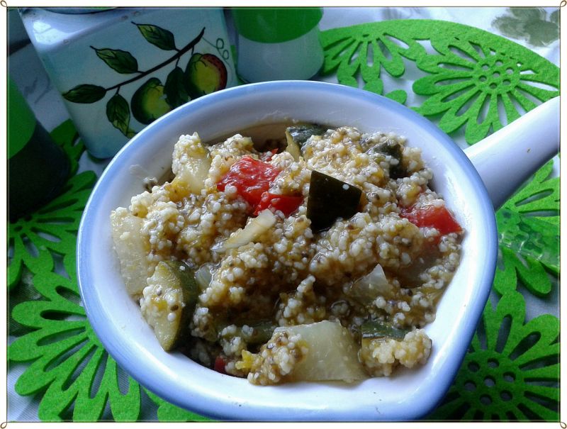 Warzywny kociołek z kaszą kuskus i nasionami chia