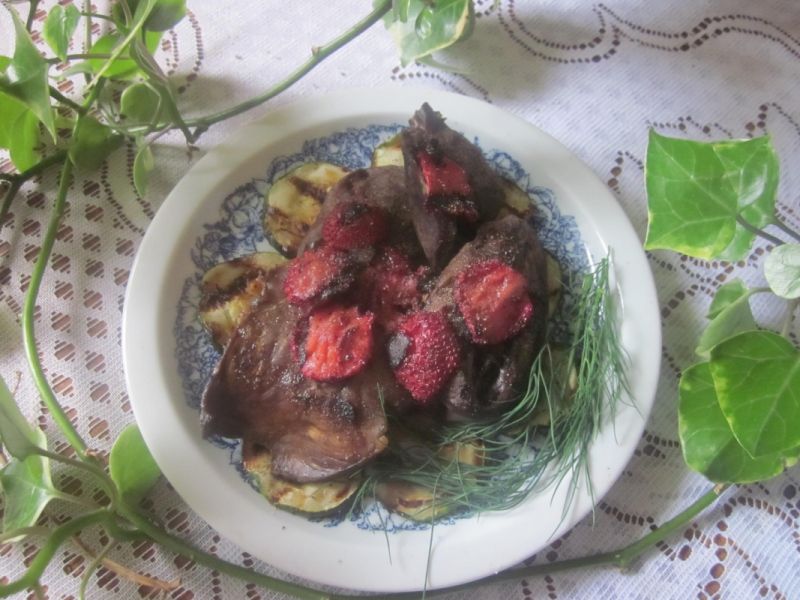  Wątróbka cielęca grillowana z truskawkami