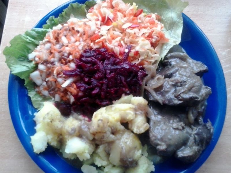 Wątróbka drobiowa, duszona z sokiem czarnego bzu Wątróbka drobiowa, duszona z sokiem czarnego bzu