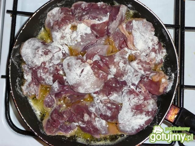 Wątróbka drobiowa w jabłkach z brukselką