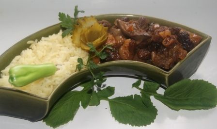 Wątróbka drobiowa z bakaliami i cebulką na ryżu