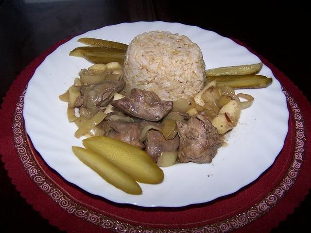 Wątróbka drobiowa z cebulą i jabłkiem