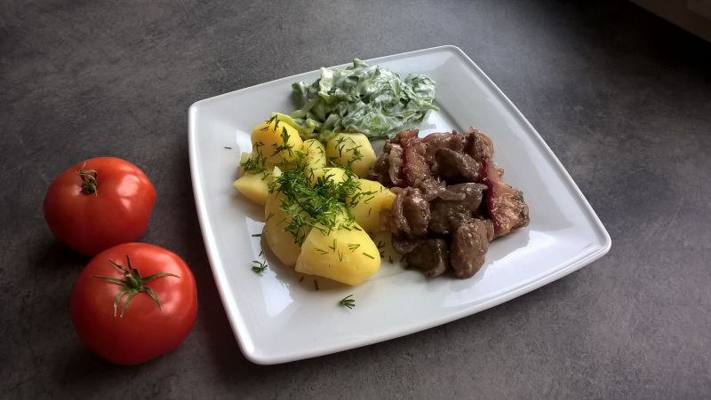 Wątróbka drobiowa z cebulą i śliwką