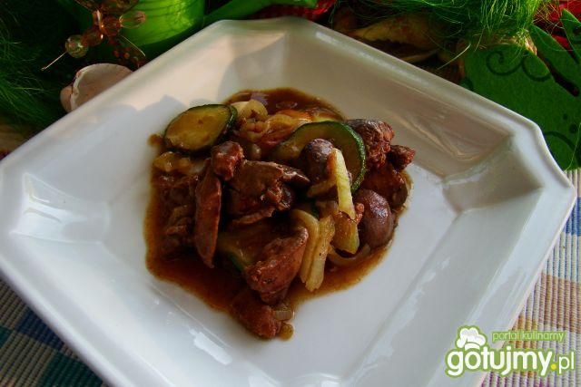 Wątróbka drobiowa z cukinią  Wątróbka drobiowa z cukinią