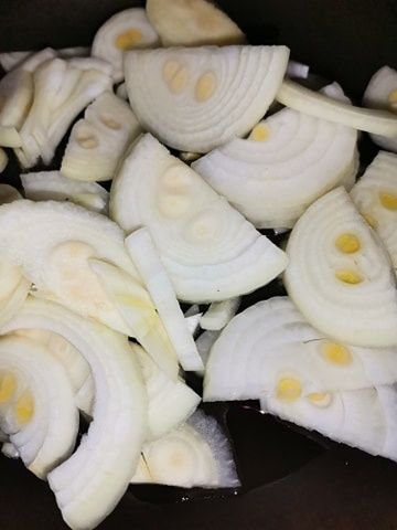 Wątróbka drobiowa z duszoną cebulką 