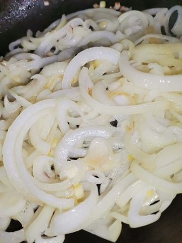 Wątróbka drobiowa z duszoną cebulką 