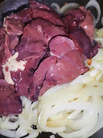 Wątróbka drobiowa z duszoną cebulką 