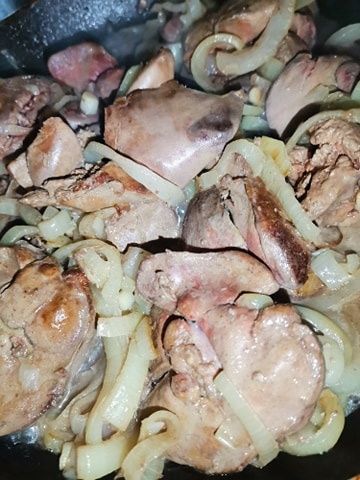 Wątróbka drobiowa z duszoną cebulką 