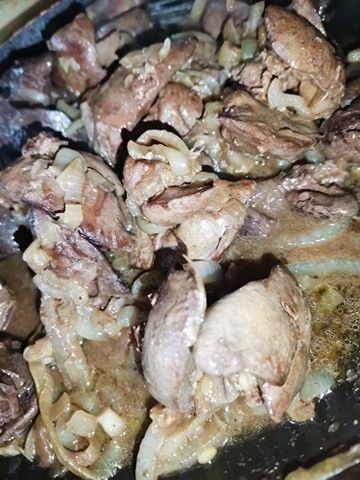 Wątróbka drobiowa z duszoną cebulką 