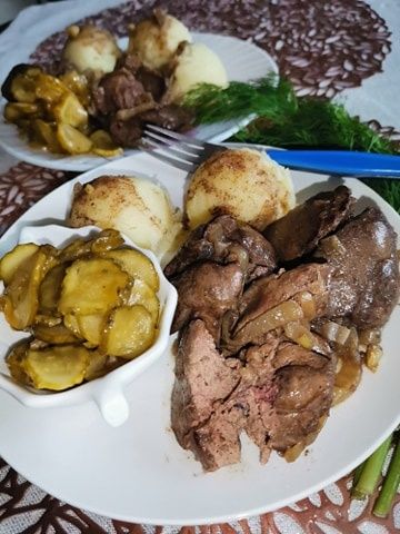 Wątróbka drobiowa z duszoną cebulką 