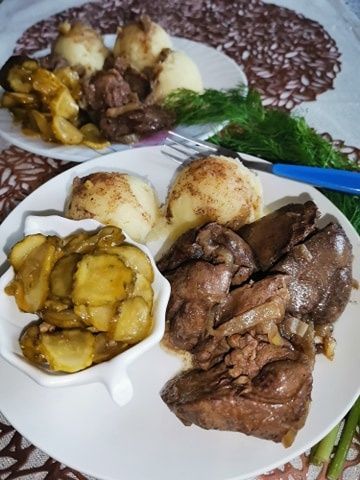 Wątróbka drobiowa z duszoną cebulką 