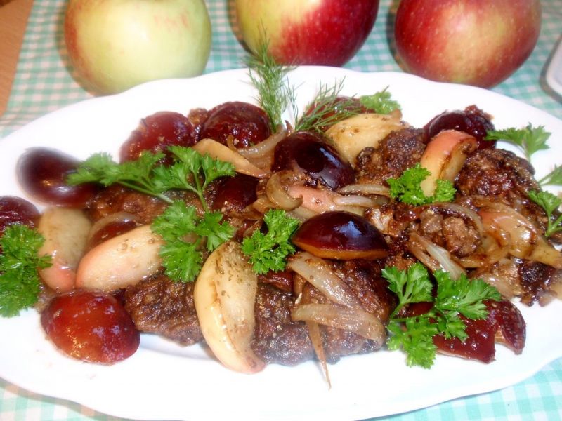 Wątróbka drobiowa z jabłkiem i sliwką