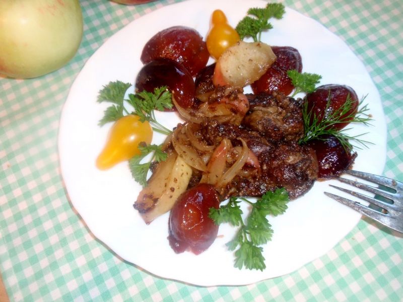 Wątróbka drobiowa z jabłkiem i sliwką