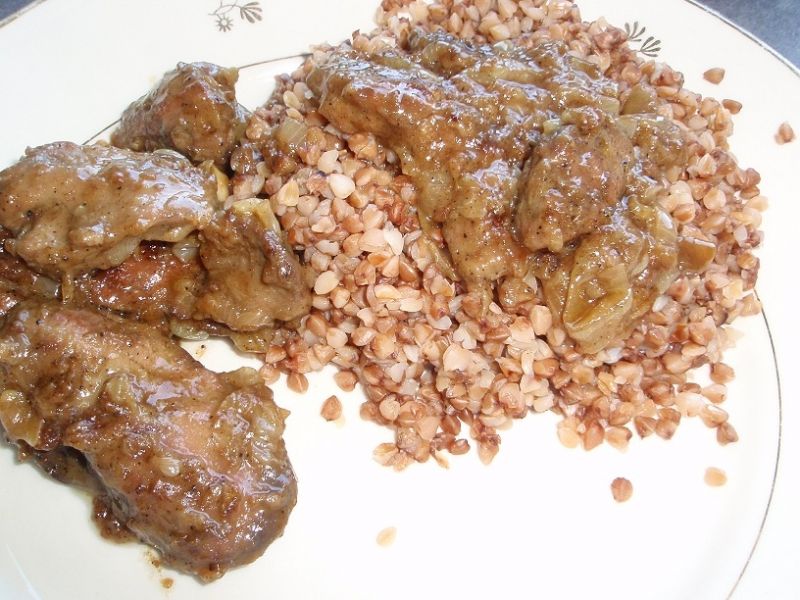 Wątróbka drobiowa z kaszą gryczaną Wątróbka drobiowa z kaszą gryczaną