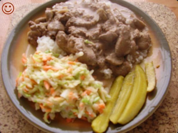 Wątróbka drobiowa z pieczarkami w sosie.