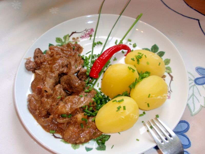 Wątróbka drobiowa z pomidorem i jabłkiem