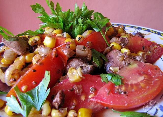 Wątróbka drobiowa z pomidorem, kukurydzą Wątróbka drobiowa z pomidorem, kukurydzą