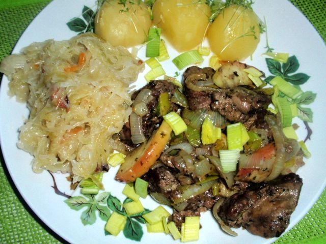 Wątróbka  drobiowa z porem i jabłkiem Wątróbka  drobiowa z porem i jabłkiem