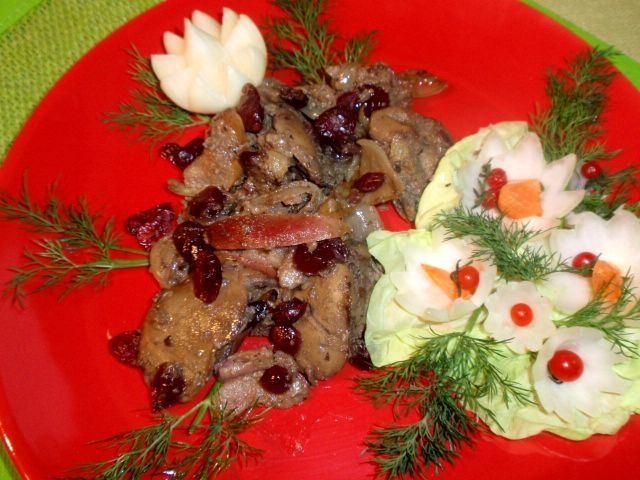 Wątróbka drobiowa z żurawiną i jabłkiem