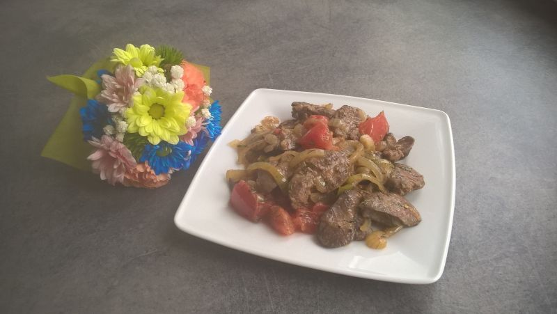 Wątróbka duszona z cebulą, pomidorami i koperkiem